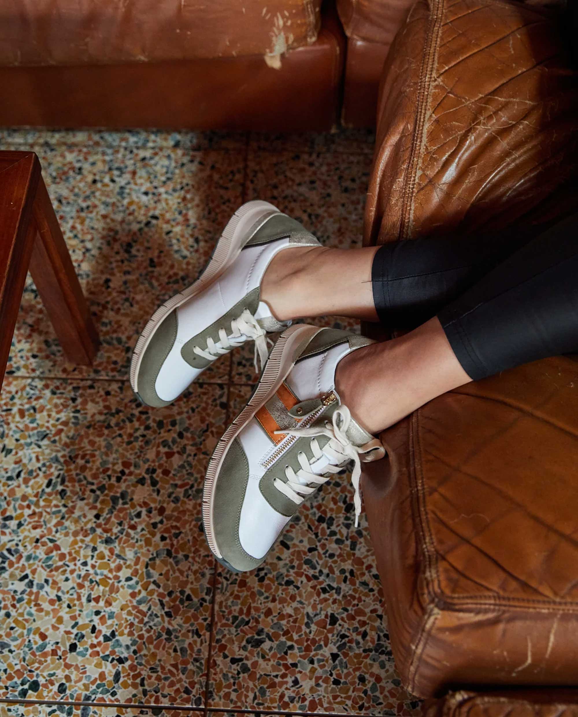 Sneaker Styling 101: How to Effortlessly Pair Comfortable Sneakers with Your Everyday Outfits